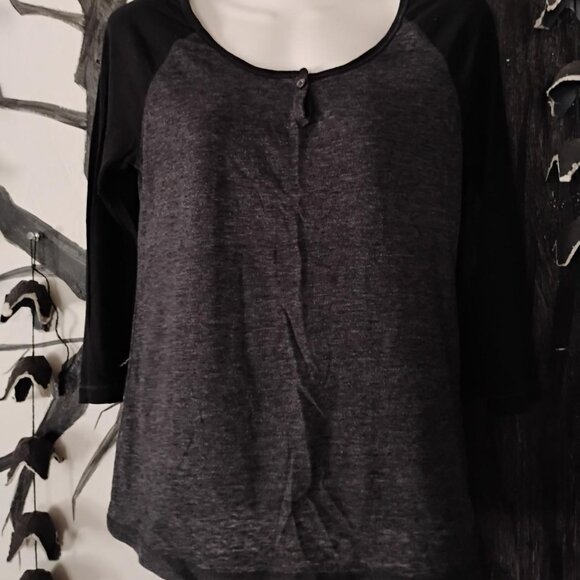 Vintage Old Navy Baseball Tee size Medium Dark Grey RAGLAN Black 3/4 sleeve - Picture 1 of 6